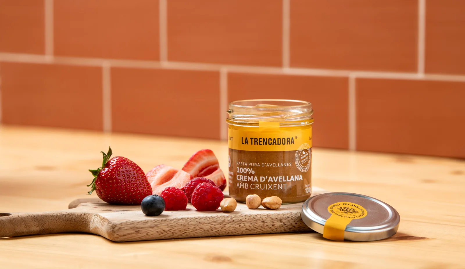 Crema d'avellana amb cruixent con fresas — La Trencadora