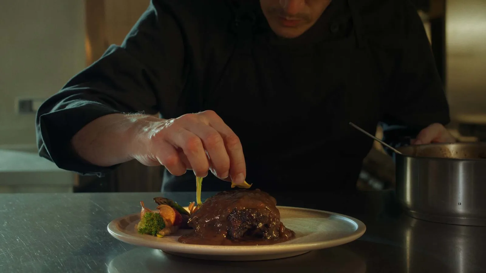 Chef presentant plat en cuina professional — Tomàs Llobet
