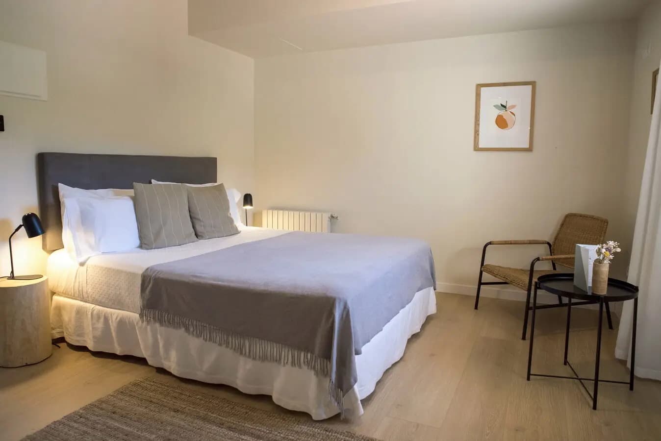 Mas de l'Illa — habitación El Presseguer: luz cálida y detalles naturales