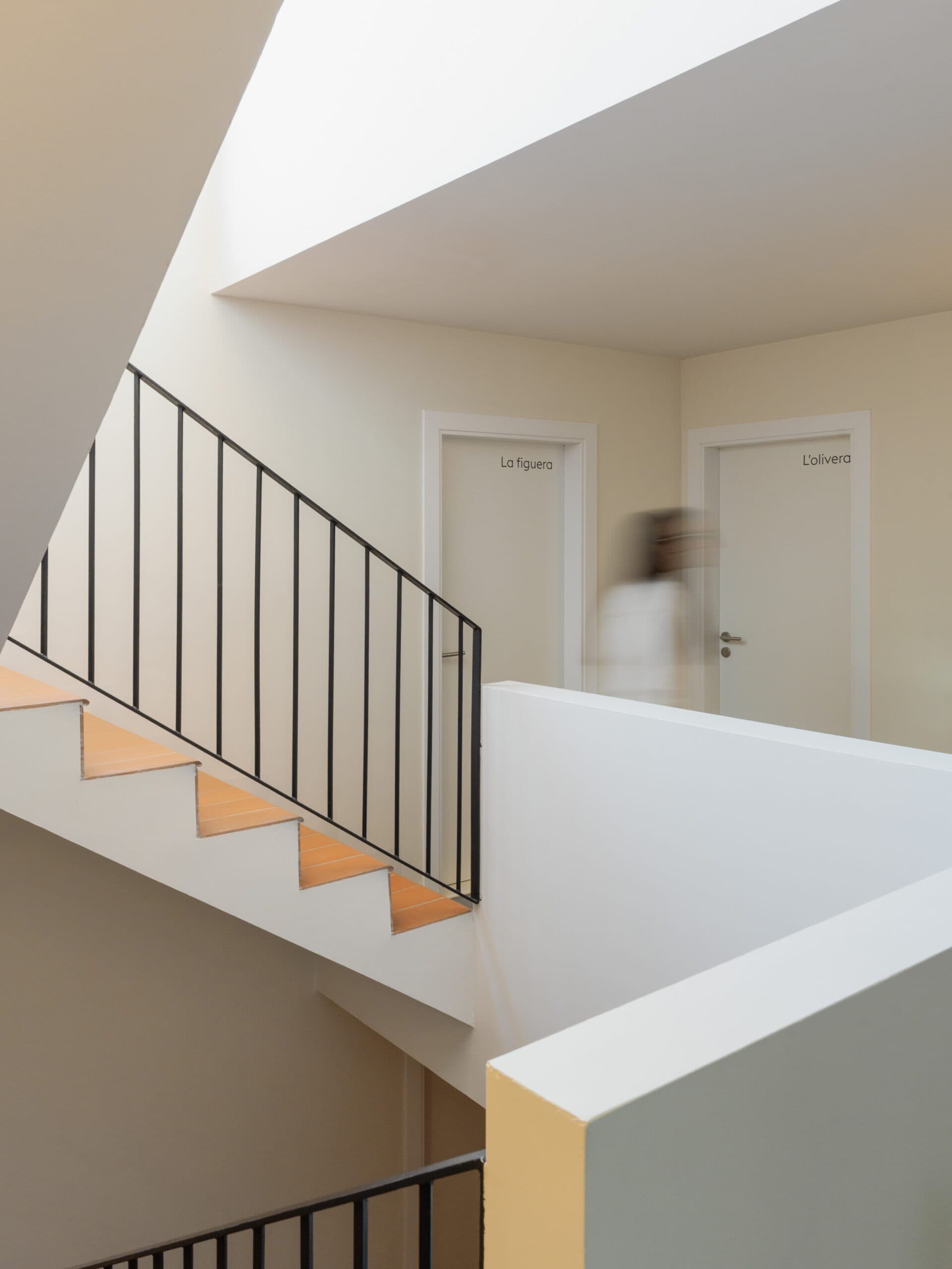Mas de l'Illa — corredor interior: puertas con nombre de árbol frutal en cada habitación